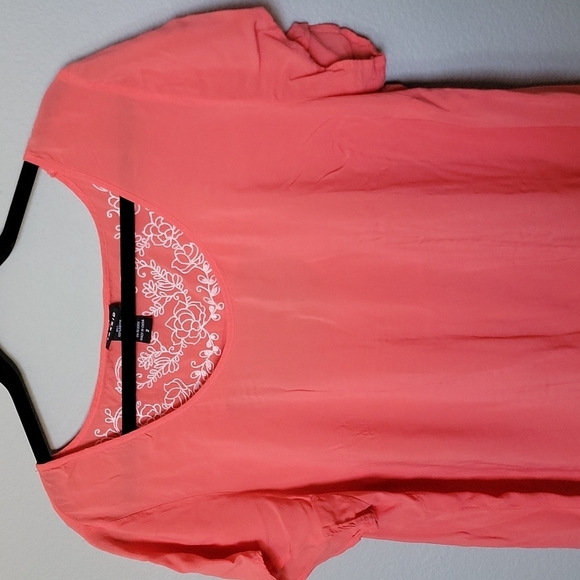 Torrid Romantic Spring coral embroidered cut out back top size 2 - Picture 5 of 11